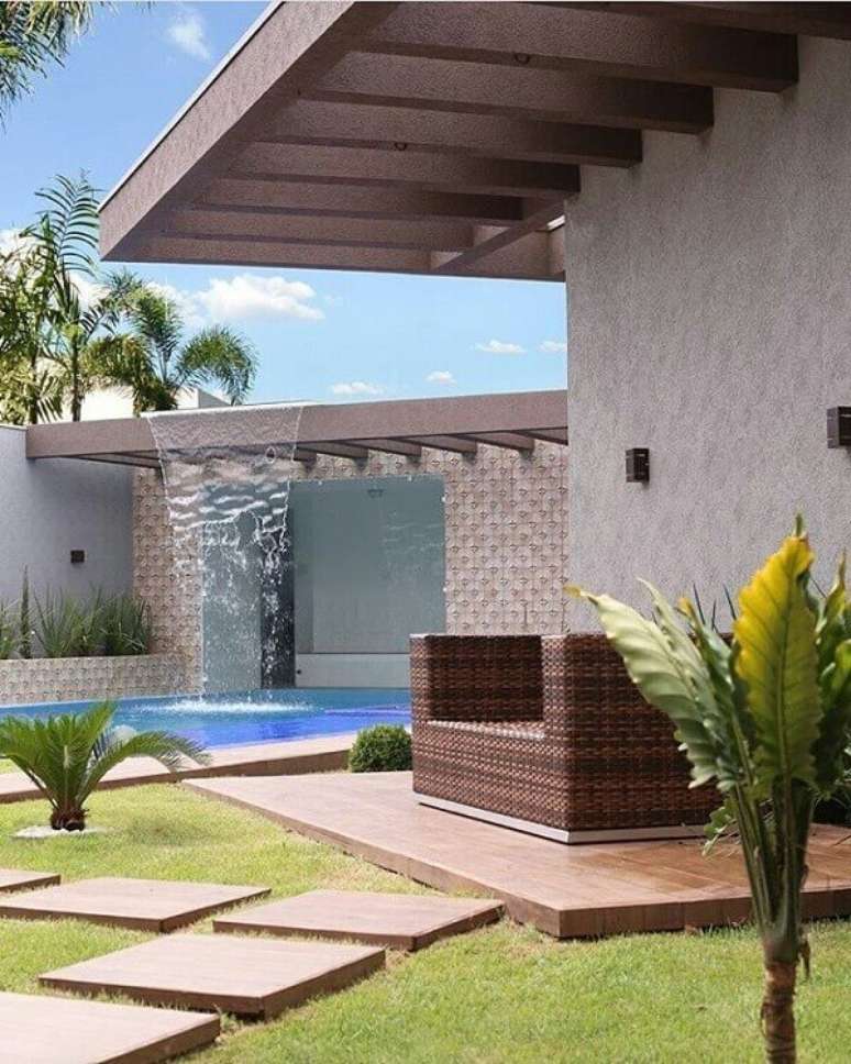 27- A cascata para piscina tem a sa&iacute;da de &aacute;gua instalada na pergola de alvenaria. Fonte: Pinterest