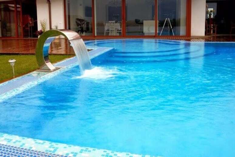 31- A cascata para piscina de a&ccedil;o inox tem jato constante. Fonte: Decor Salteado