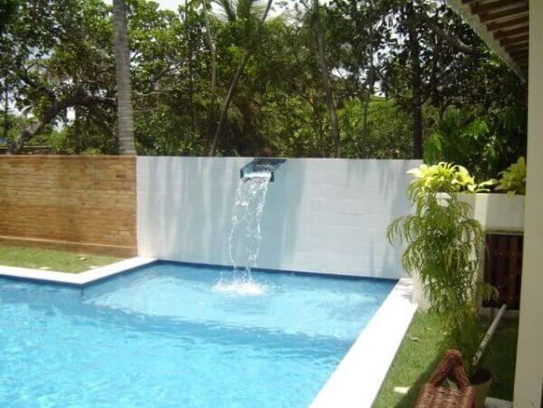 66- Cascata para piscina em aço inox fixada na parede de alvenaria Fonte: Construindo e Reformando