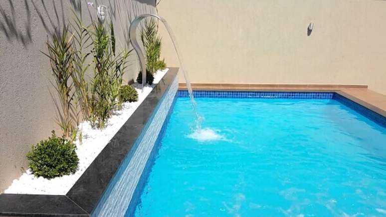 38- A cascata para piscina foi instalada sobre o canteiro lateral Fonte: Hiaris Engenharia
