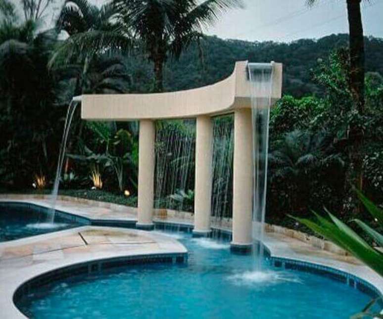 14- A cascata para piscina foi colocada em uma estrutura de alvenaria moderna. Fonte: Nautilus
