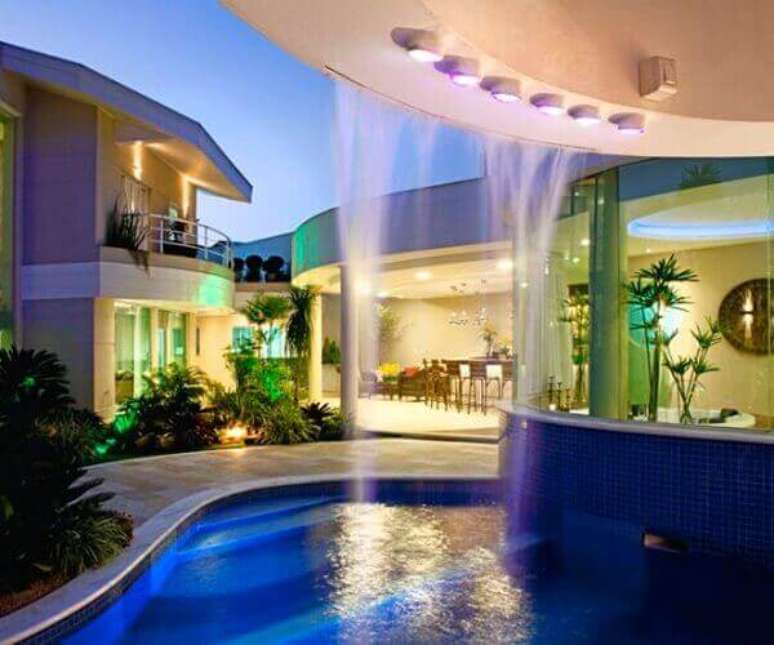 12- A cascata para piscina deixa o ambiente charmoso e exuberante. Fonte: Nautilus