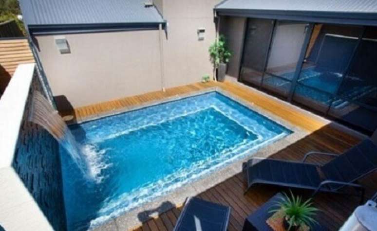 55- A cascata para piscina leva um aspecto relaxante ao ambiente. Fonte: Plantas de Casas