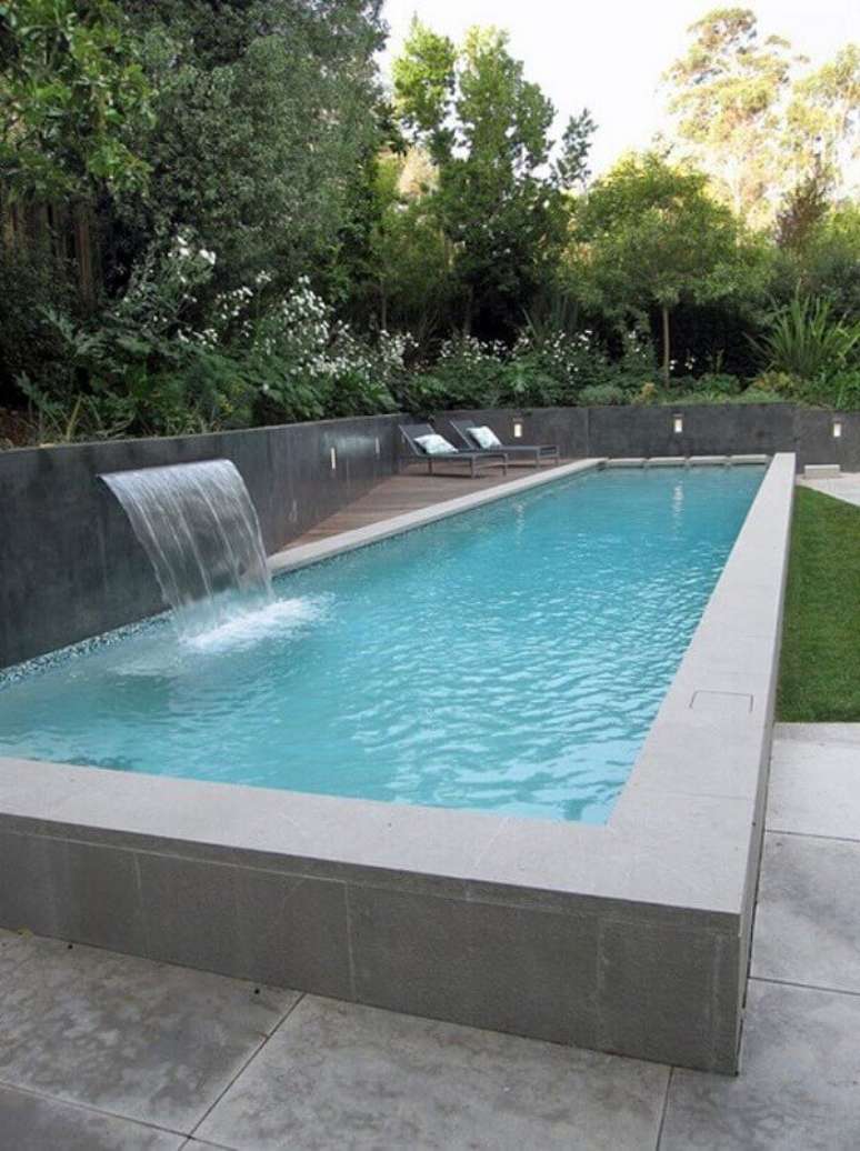 57- A cascata para piscina elevada tem jato de pouca altura Fonte: Pinterest