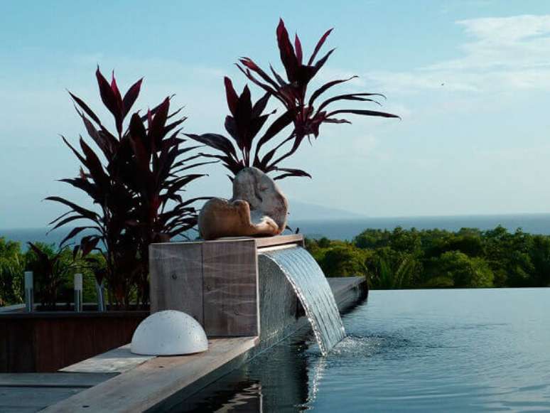 60- A cascata da piscina sem borda tem acabamento em madeira. Fonte: Construindo Decor