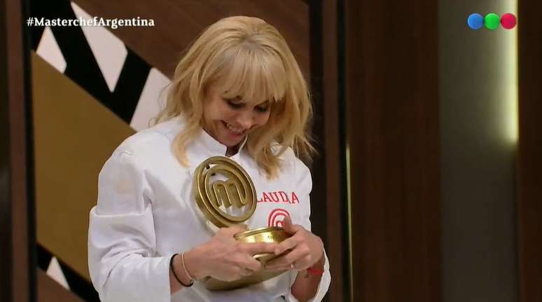 Claudia se tornou favorita no ‘MasterChef’ com famosos argentinos após a repercussão planetária da morte de Maradona