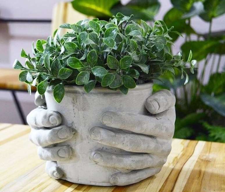 69- Como fazer vaso de cimento com formato de mão. Fonte: Pinterest