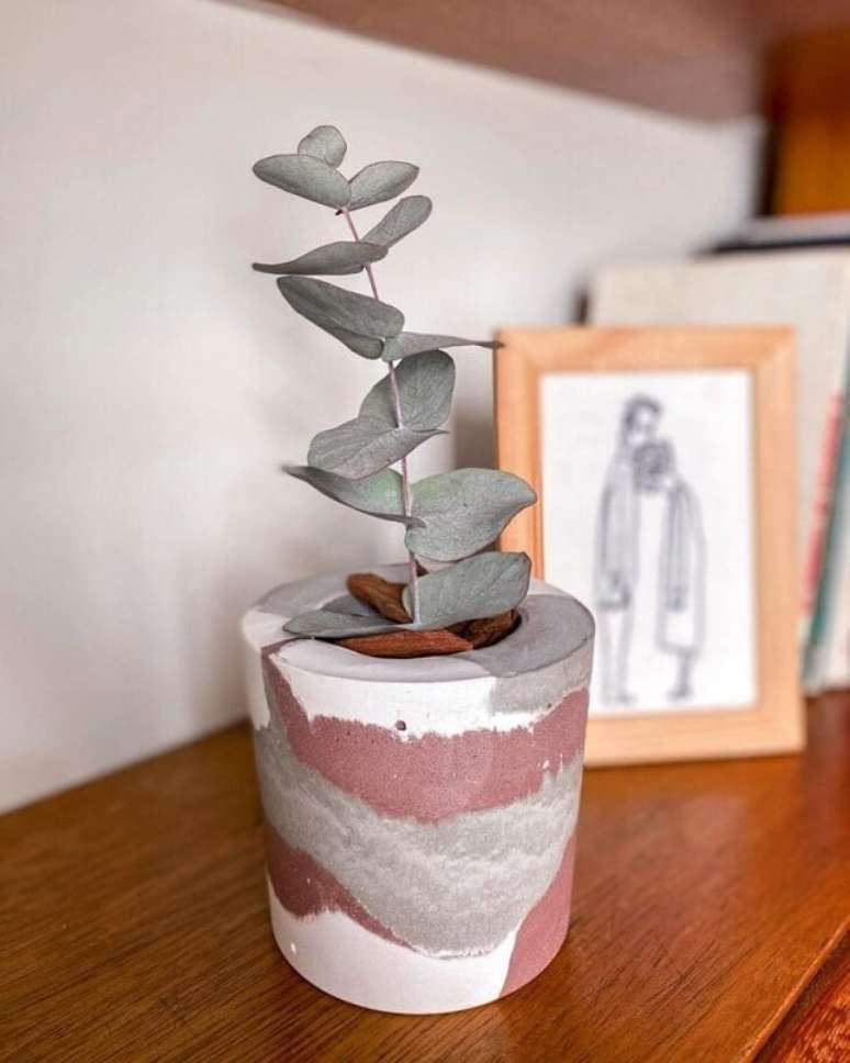 67- Como fazer vaso de cimento para decorar a sala de estar. Fonte: Pinterest