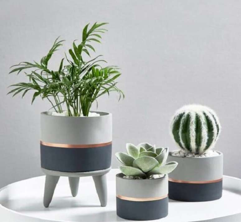 73- Cultive plantas de pequeno porte no vaso de cimento. Fonte: Pinterest