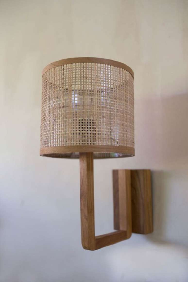 26. Decora o seu ambiente com a arandela de madeira. Fonte: Pinterest