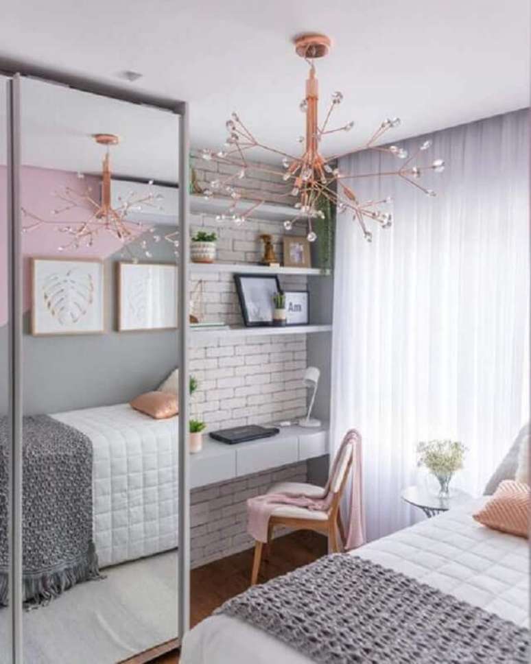 16. Decoração delicada para quarto de solteiro com escrivaninha planejada branco, rosa e cinza – Foto: Pinterest