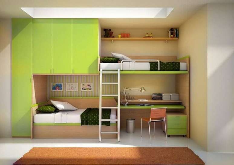 11. Decoração colorida com móveis planejados para quarto com beliche e escrivaninha – Foto: Pinterest