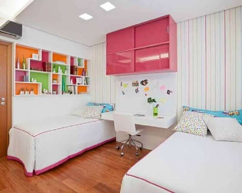 18. Decoração colorida para quarto infantil com escrivaninha – Foto: Houzz