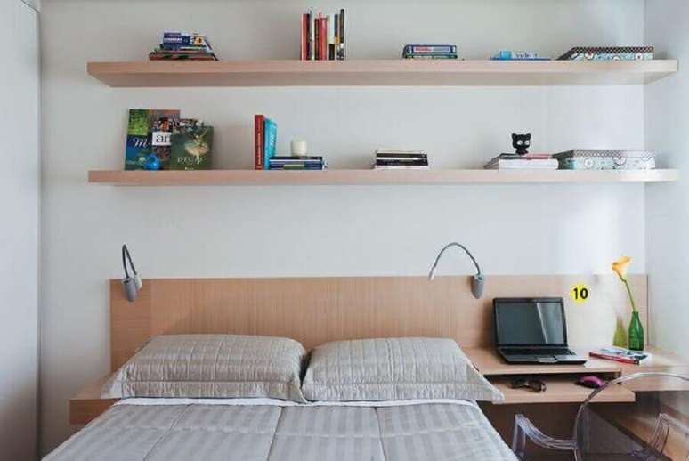 23. Decoração clean com prateleiras de madeira para quarto de casal com escrivaninha planejada pequena – Foto: Pinterest