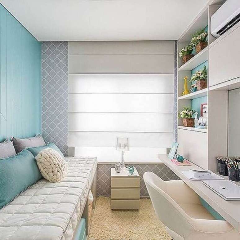 27. Papel de parede cinza delicado para decoração de quarto pequeno com escrivaninha azul e branco – Foto: Pinterest