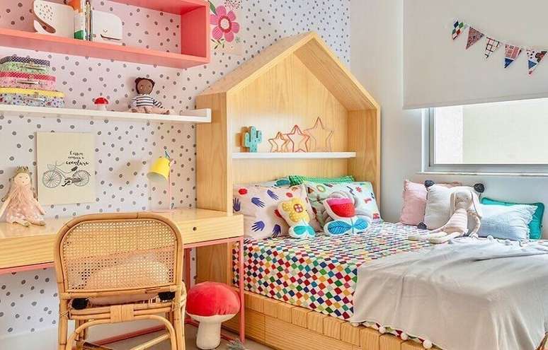 8. Decoração divertida com móveis de madeira para quarto infantil com escrivaninha – Foto: Hana Lerner Arquitetura
