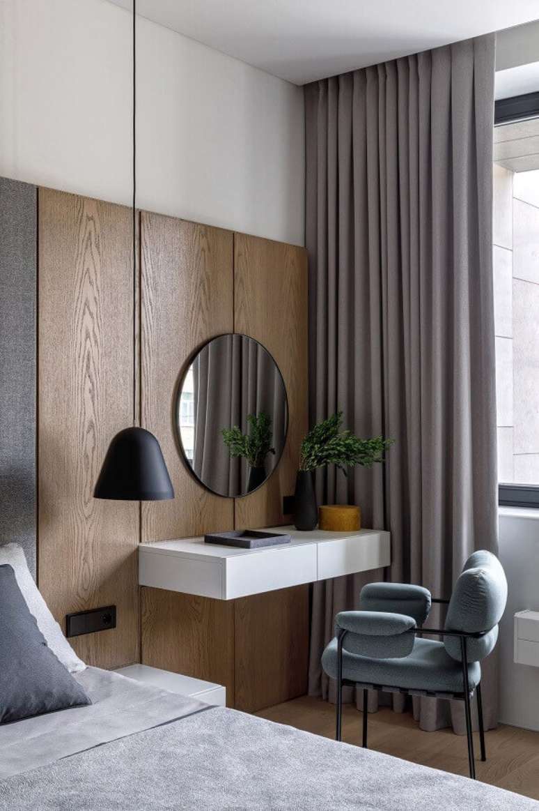 33. Decoração moderna com espelho redondo para quarto de casal com escrivaninha suspensa – Foto: Behance