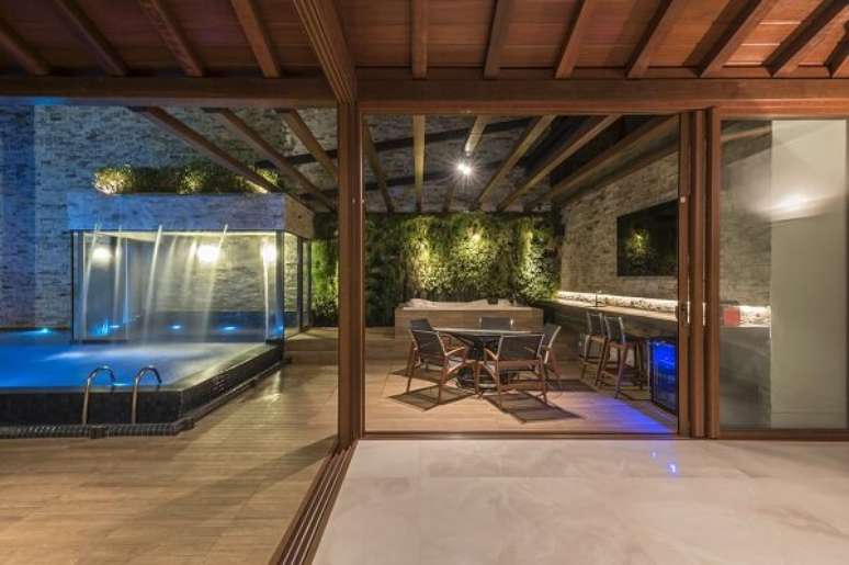 69- Elabora um lindo projeto luminot&eacute;cnico na &aacute;rea de lazer com piscina. Projeto por Andr&eacute;a Buratto