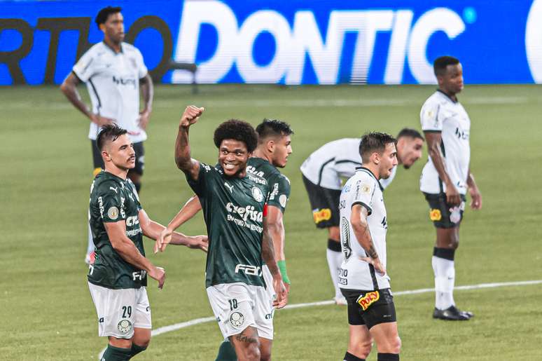 Palmeiras atropelou o Corinthians e se manteve na briga pelo título do Brasileirão