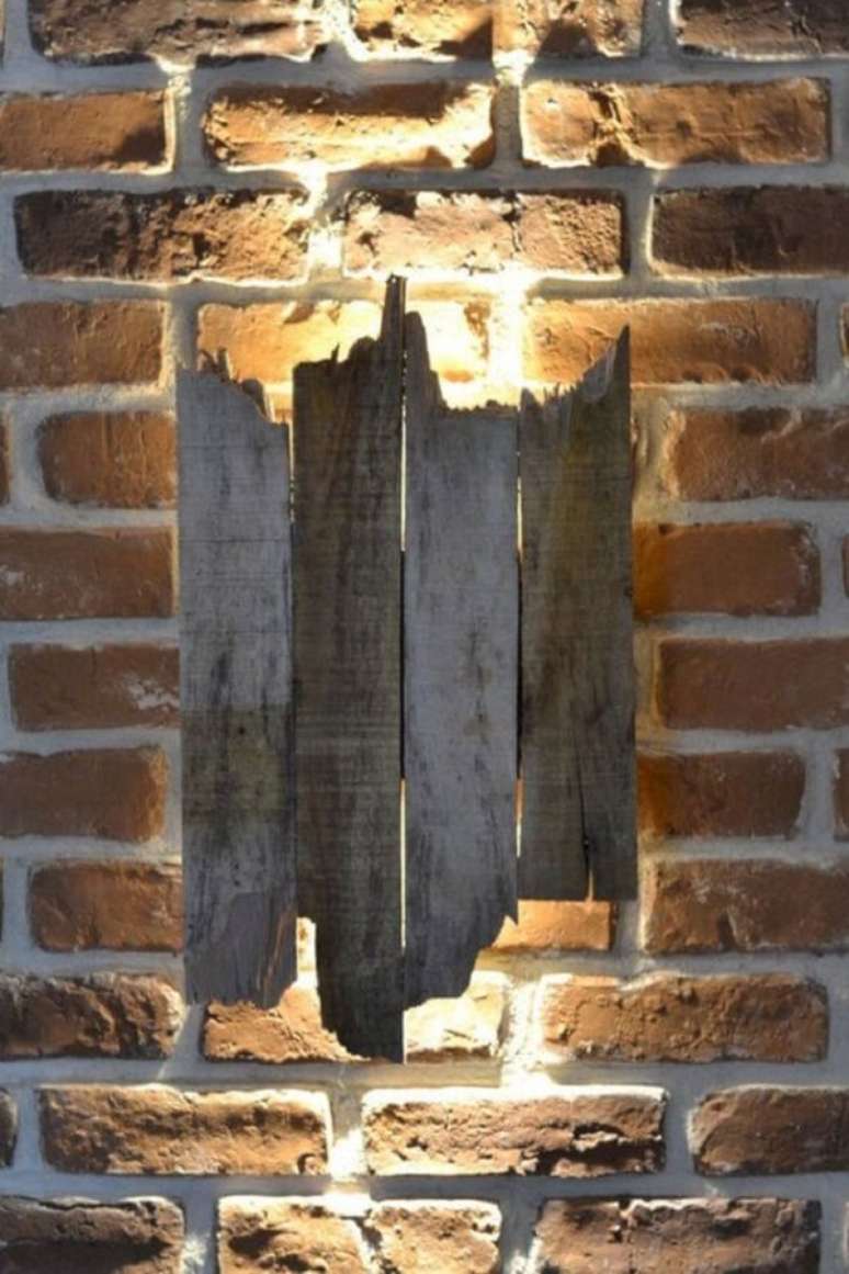 45. Invista em arandela de madeira&nbsp; com formato org&acirc;nico e assim&eacute;trico. Fonte: Pinterest