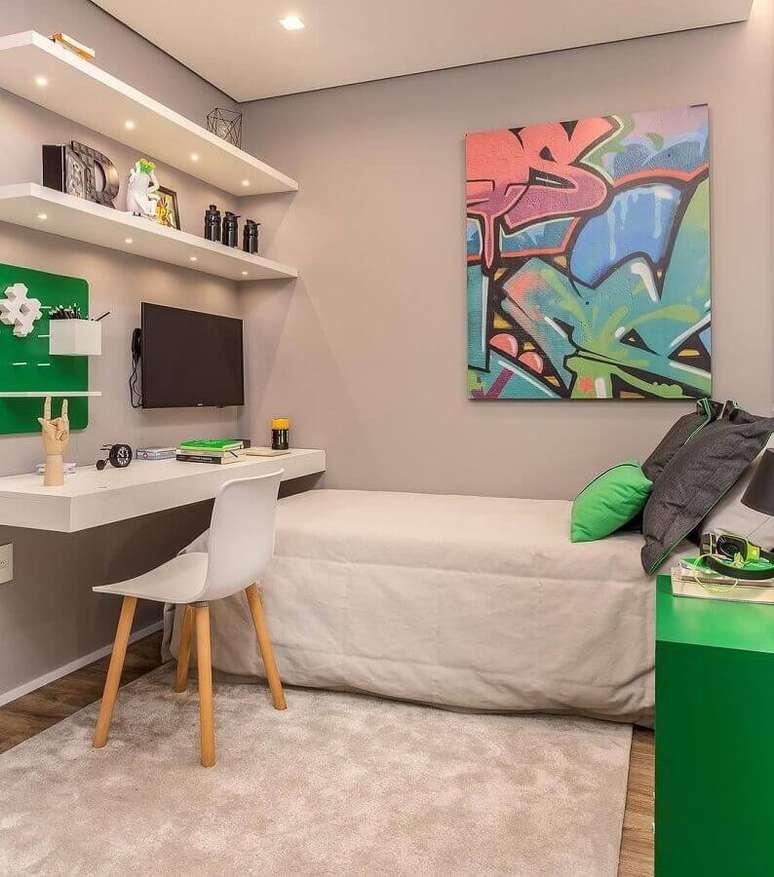 45. Decoração simples em tons de cinza claro e verde para quarto de solteiro com escrivaninha branca suspensa – Foto: Claudia Albertini Arquitetura