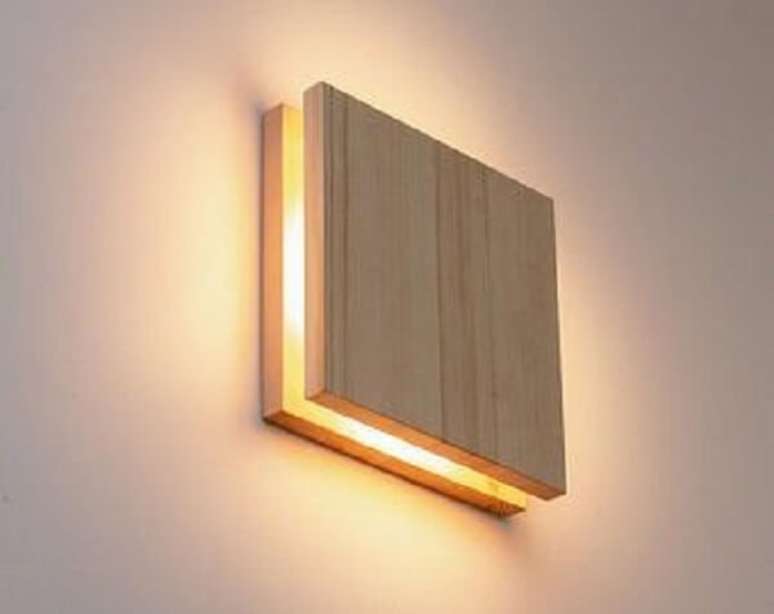 9. Modelo de arandela r&uacute;stica de madeira quadrada. Fonte: Pinterest