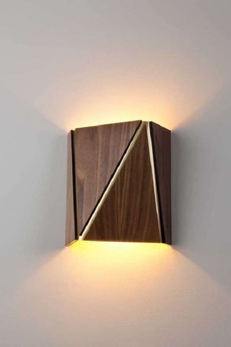 17. Na sala de estar a arandela de madeira r&uacute;stica pode ficar posicionada nas laterais do sof&aacute;. Fonte: Pinterest