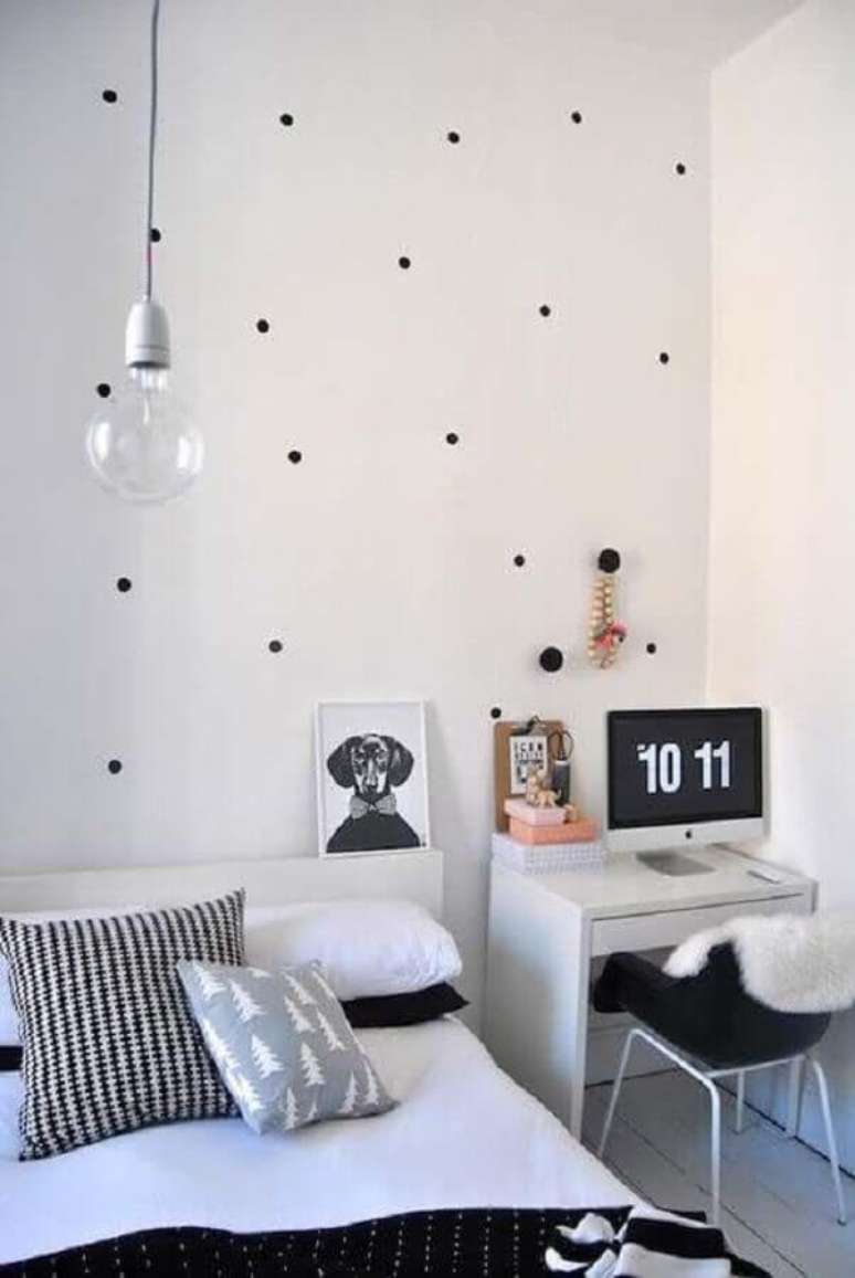46. Papel de parede de bolinhas pretas para decoração clean de quarto com escrivaninha pequena branca – Foto: Pinterest