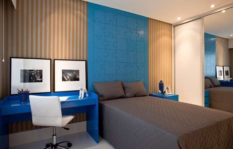 48. Papel de parede listrado e cabeceira planejada azul para decoração de quarto com escrivaninha – Foto: SQ + Arquitetos Associados