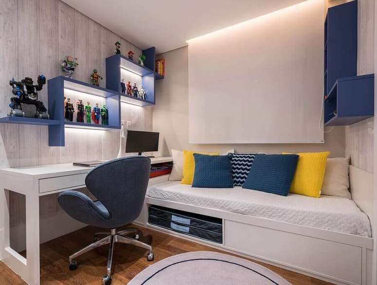55. Decoração em branco, azul e amarelo para quarto com escrivaninha simples – Foto: Monise Rosa Arquitetura