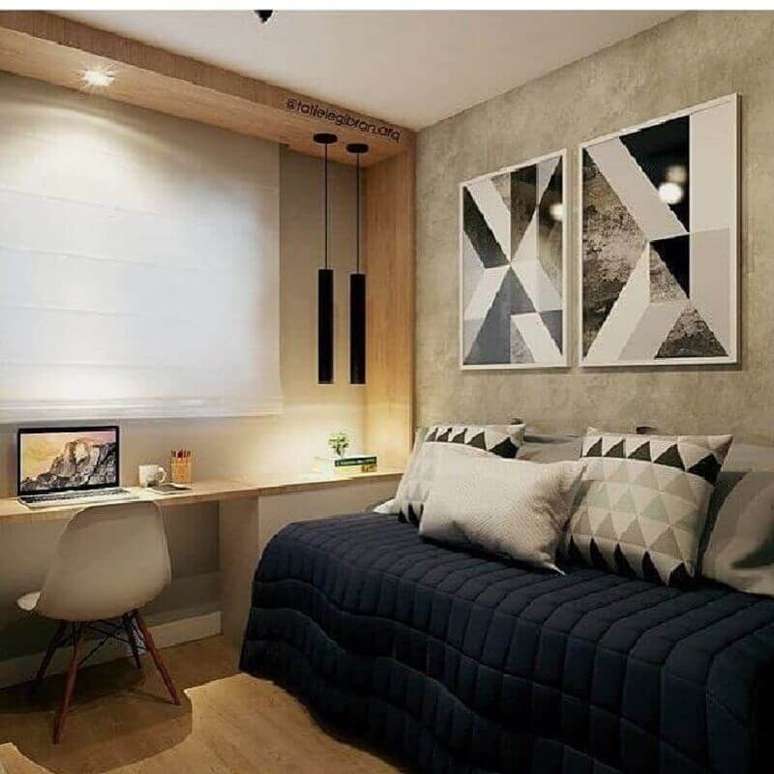 56. Quadros abstratos para decoração moderna de quarto planejado com escrivaninha – Foto: Jeito de Casa