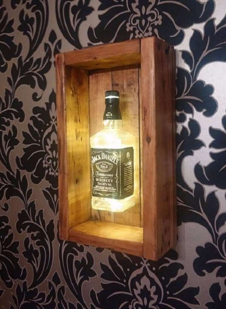 29. Utilize suas habilidade manuais para criar uma linda arandela de madeira. Fonte: Estilo Pr&oacute;prio