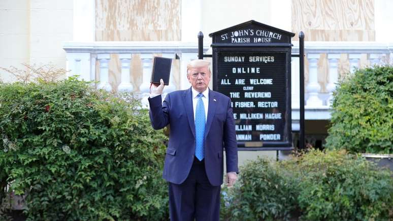 O presidente Trump mostra uma Bíblia em frente à Igreja Episcopal de St. John, em Washington DC