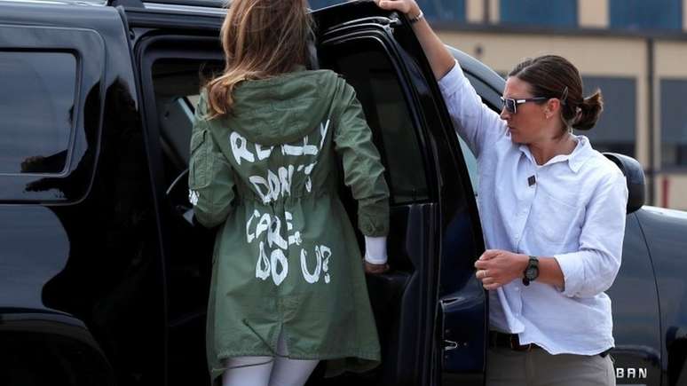 Melania Trump entra em um carro enquanto usa uma jaqueta em que se lê na parte de trás 'Eu realmente não me importo, e você?'