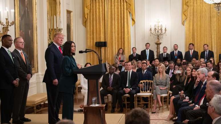 Kim Kardashian fala ao lado do presidente Trump durante um evento sobre a reforma penitenciária