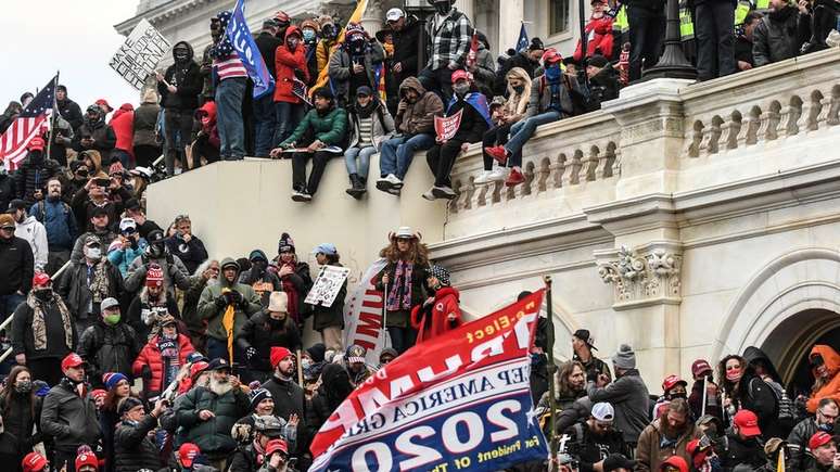 Apoiadores de Donald Trump na entrada oeste do Capitólio durante o protesto 'Pare o Roubo'