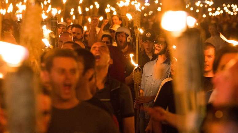 Os supremacistas brancos participam de um ato da Unite the Right em Charlottesville, na Virginia, em 11 de agosto de 2017