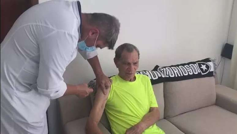 Manga, ex-goleiro ídolo do Botafogo, recebe vacina contra a covid-19