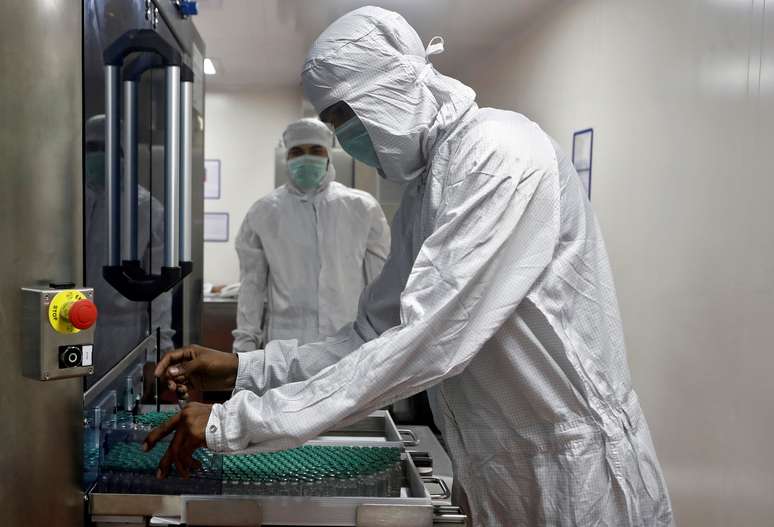 Funcionário remove frascos da vacina da AstraZeneca contra Covid-19 no Instituto Serum, em Pune, na Índia
19/01/2021 REUTERS/Francis Mascarenhas