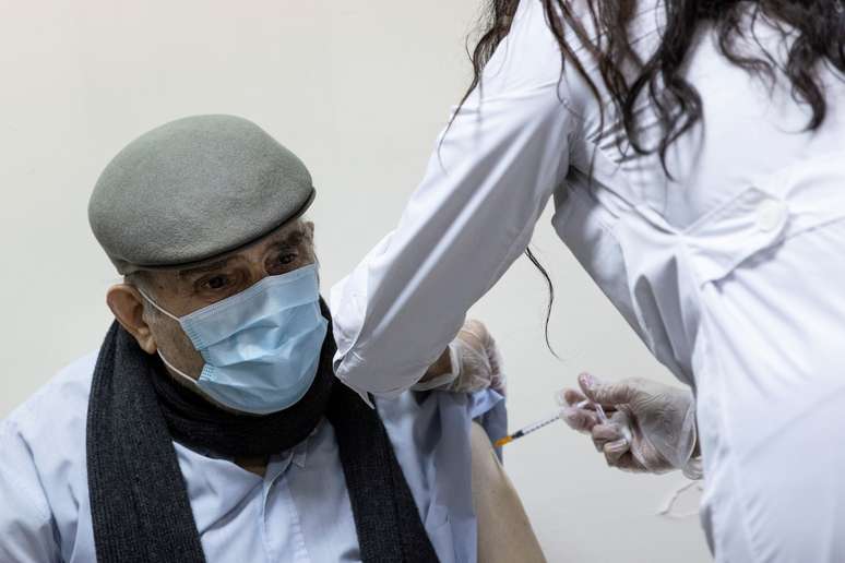 Idoso recebe vacina Pfizer/BioNTech contra Covid-19 em Piraeus, na Grécia
20/01/2021 REUTERS/Alkis Konstantinidis