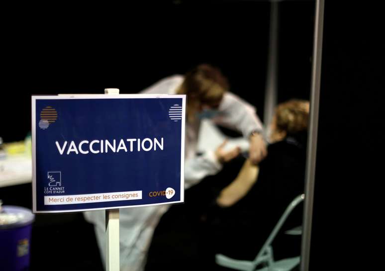 Vacinação contra Covid-19 em Le Cannet, França
 19/1/2021  REUTERS/Eric Gaillard