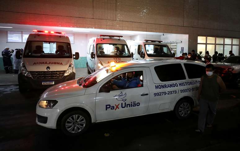 Veículo funerário em hospital em Manaus (AM) em meio à pandemia de coronavírus 
14/01/2021
REUTERS/Bruno Kelly