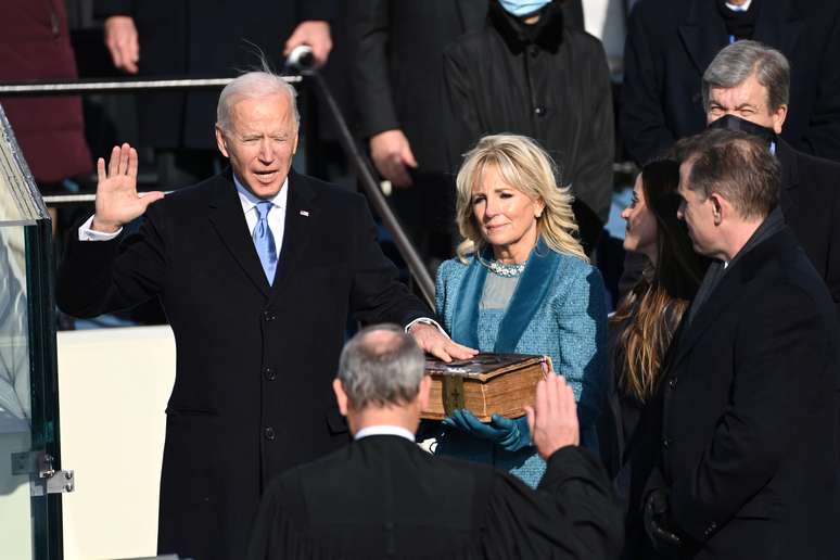 Joe Biden durante seu juramento, ao lado da esposa Jill Biden