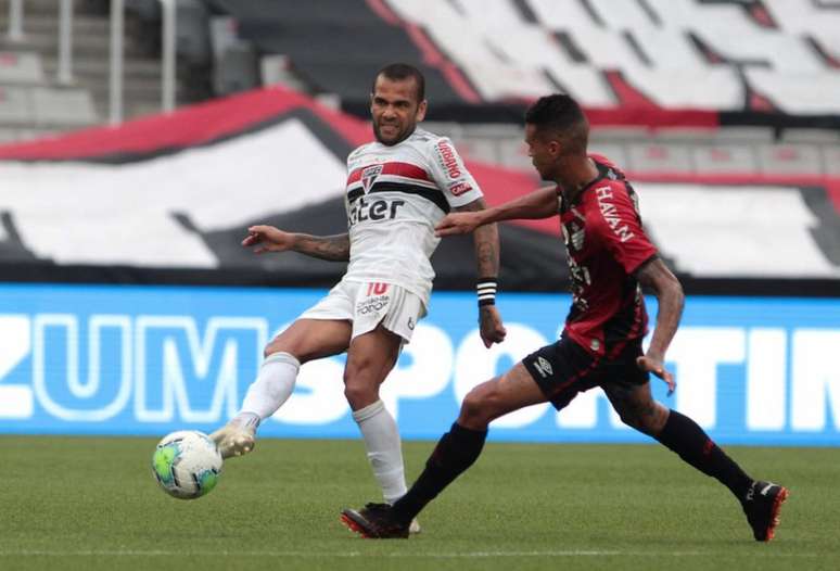 Daniel Alves não vem tendo grandes atuações com a camisa do São Paulo (Foto:Rubens Chiri / saopaulofc.net)