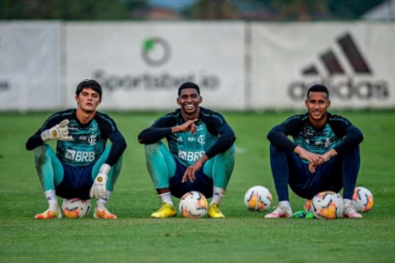 João Fernando (à esquerda) ao lado de Hugo e G. Batista (Foto: Divulgação/Flamengo)