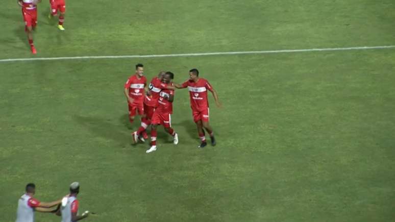 Hyuri comemora o primeiro gol do CRB contra 
o Figueirense (Reprodução/Premiere)