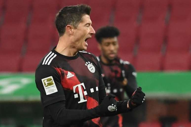 Robert Lewandowski marcou o único gol do triunfo do Bayern sobre o Augsburg (Foto: AFP)