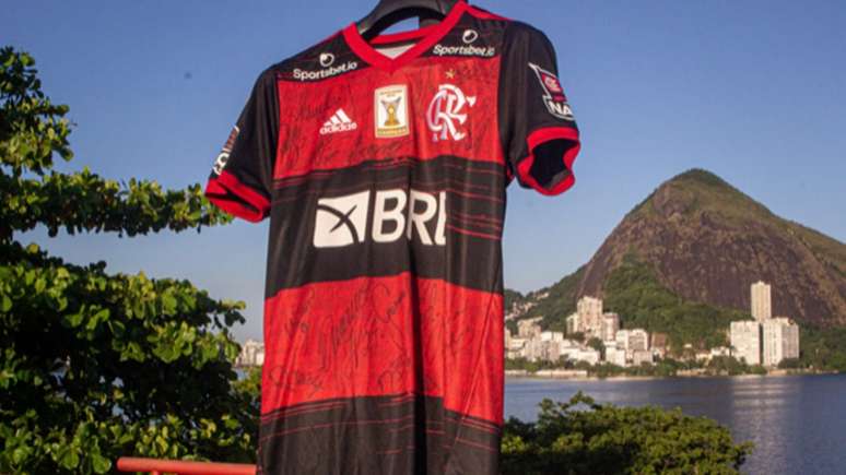 Camisa do Flamengo a ser leiloada (Foto: Divulgação / Site Oficial Flamengo)