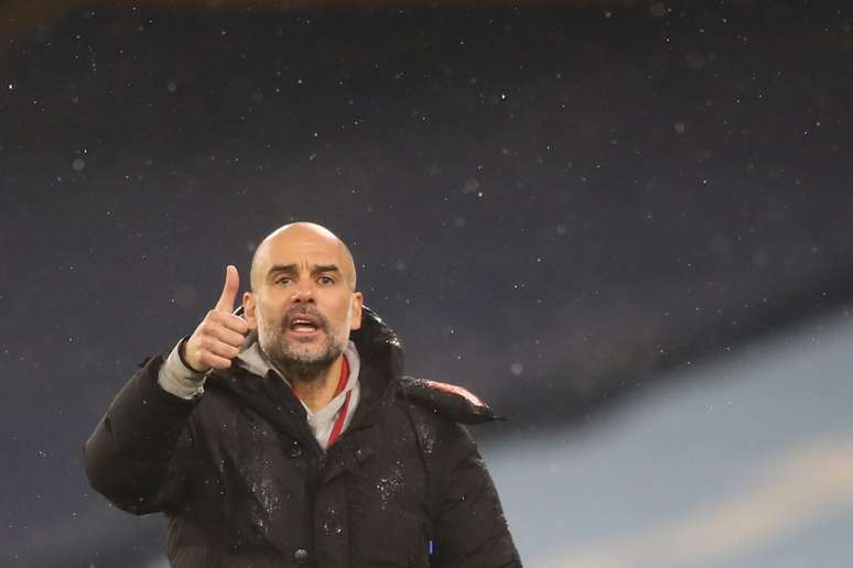 Guardiola elogiou desempenho do Manchester City na vitória sobre o Aston Villa (Foto: MARTIN RICKETT/POOL/AFP)