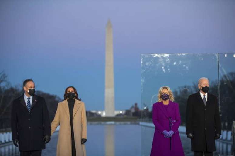 Kamala Harris e seu marido, Doug Emhoff, com Joe Biden e sua esposa, Jill Biden, em cerimônia no Lincoln Memorial, em 19 de janeiro